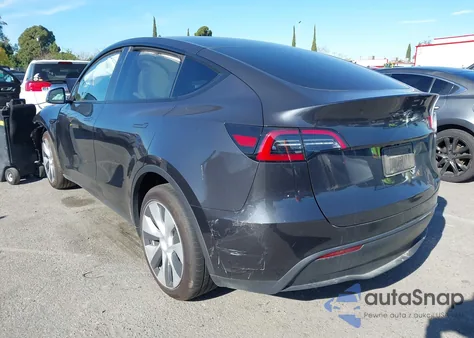 2024 Tesla Model Y Long Range Dual Motor All-Wheel Drive/Rwd z USA, uszkodzony, nr VIN 7SAYGDEDXRF053162